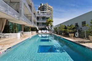 uma piscina em frente a um edifício em Prime Location Penthouse South Beach Condo Rooftop Balcony steps to Ocean Drive and Beach em Miami Beach