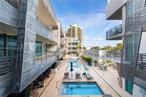 uma piscina interior num edifício com um edifício em Prime Location Penthouse South Beach Condo Rooftop Balcony steps to Ocean Drive and Beach em Miami Beach