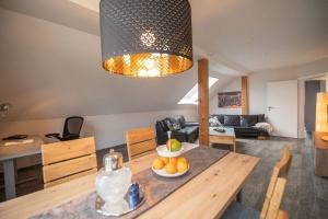 ein Wohnzimmer mit einem Tisch und einer Obstschale darauf in der Unterkunft Odenwaldblick in Lützelbach