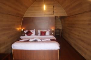 een slaapkamer met een groot bed en houten wanden bij Royal Adventures in Kodaikānāl +15 foto's