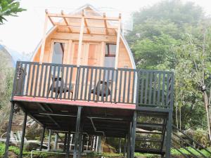 una casa pequeña con dos ovejas sentadas en una cubierta en Royal Adventures, en Kodaikanal