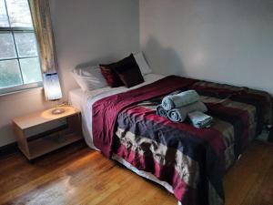 sypialnia z łóżkiem z dwoma ręcznikami w obiekcie Family Cozy House w mieście Frederick