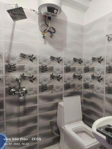 łazienka z toaletą i kamerą na ścianie w obiekcie Hotel Parvati Residency w mieście Sītāpur Mūāfi
