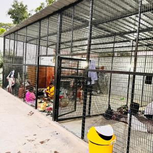 einem großen Käfig mit Tieren darin in der Unterkunft Hotel Parvati Residency in Sītāpur Mūāfi
