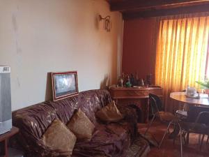 - un salon avec un canapé et une table dans l'établissement HUANCAYO DPTO ACOJEDOR, à Huancayo