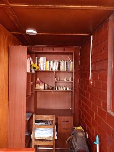 une petite chambre avec une étagère et une chaise dans l'établissement HUANCAYO DPTO ACOJEDOR, à Huancayo