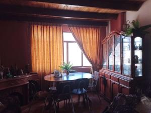 d'une salle à manger avec une table et une fenêtre. dans l'établissement HUANCAYO DPTO ACOJEDOR, à Huancayo