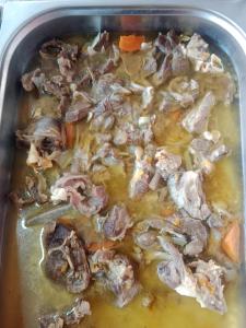 una sartén llena de sopa de pollo y verduras en Çiftlik otel 