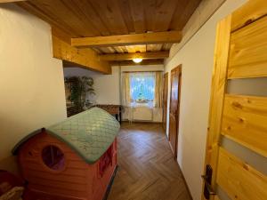 a room with a dog house and a window at U Edyho in Zuberec