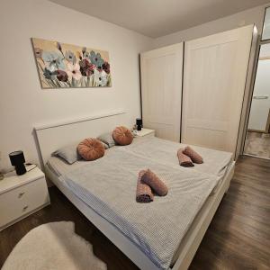 Un dormitorio con una cama con calabazas. en Apartman Stefany, en Varaždin