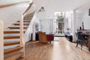 - un salon avec un escalier, une table et des chaises dans l'établissement Guestly Homes - 3BR City Charm, à Piteå