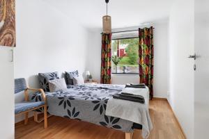 - une chambre avec un lit et une fenêtre dans l'établissement Guestly Homes - 3BR City Charm, à Piteå