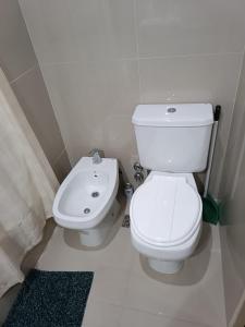 ブエノスアイレスにあるMonoambiente en Montserrat "departamentosji"の白いバスルーム(トイレ、シンク付)