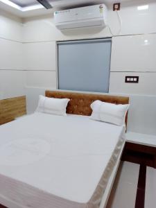 - une chambre avec un lit et un projecteur dans l'établissement Hotel Ms Venture, à Bhubaneswar