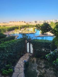 ein Tor in einem Garten mit einem Fluss in der Unterkunft دوبلكس فى السياحية السادسة in Madinat as-Sadis min Uktubar