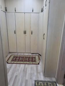 Zimmer mit weißen Schränken und einem Teppich auf dem Boden in der Unterkunft دوبلكس فى السياحية السادسة in Madinat as-Sadis min Uktubar