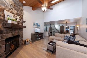 ein Wohnzimmer mit Couch und Kamin in der Unterkunft Needles N220 in Durango