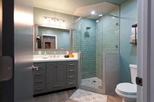 ein Badezimmer mit Waschbecken und Glasdusche in der Unterkunft Needles N220 in Durango + 28 Fotos