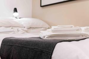 a pile of white towels sitting on a bed at Pantheon appartamento cestari in Rome