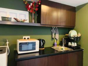 un bancone della cucina con forno a microonde e lavandino di Cozy Home for 5 to 7 pax (Parking provided) a Petaling Jaya