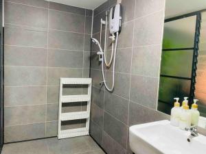 łazienka z prysznicem i umywalką w obiekcie Cozy Home for 5 to 7 pax (Parking provided) w mieście Petaling Jaya