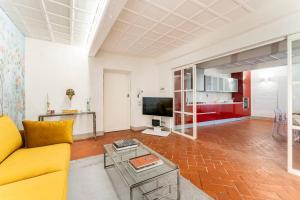 ein Wohnzimmer mit einem Sofa und einem TV in der Unterkunft Art Apartment Luxury Ghibellina Suite in Florenz