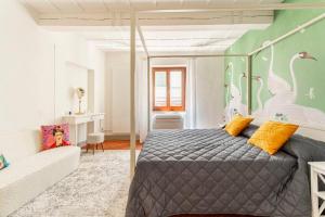 ein Schlafzimmer mit einem Bett und einem Sofa in einem Zimmer in der Unterkunft Art Apartment Luxury Ghibellina Suite in Florenz