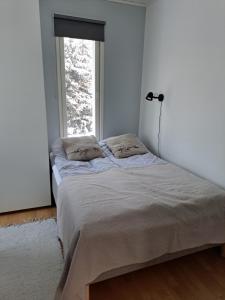 Un pat sau paturi într-o cameră la Modern apartment