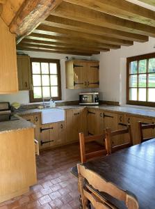 Nhà bếp/bếp nhỏ tại Gîte picturesque de 4 chambres, Pays d'Auge