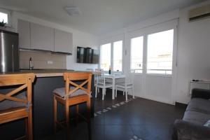 una cucina e una sala da pranzo con tavolo e sedie di Zebrus apartment a Spalato (Split)