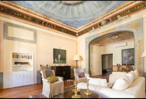 een woonkamer met een witte bank en een plafond bij Lusso e Charme! in Florence