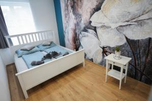 Dormitorio infantil con cama y mesa en Szent István koronája en Esztergom