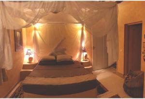 un dormitorio con una cama con dosel en Piano B suites, en Watamu