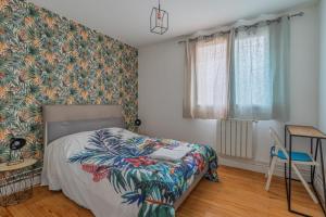 Fontaine的住宿－Le cocon，一间卧室配有一张带热带壁纸的床