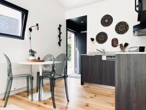 a kitchen and dining room with a table and chairs at La Suite (Ô) Wood & Chic in Cucq