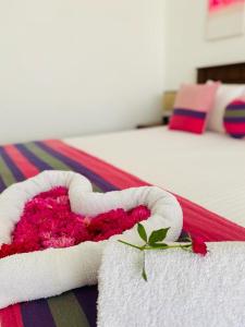 坦加拉的住宿－Kalametiya Bird Villa，粉红色花朵制成的心床