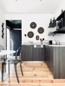 O bucătărie sau chicinetă la La Suite (Ô) Wood & Chic