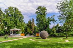 un parc avec une grande sculpture dans l'herbe dans l'établissement Kavenija apartmaji - Free Parking, à Maribor