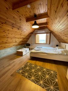 um quarto com uma cama e um tecto de madeira em Alma Apartmanház em Harkány