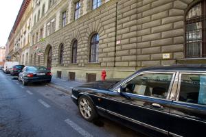 un coche negro aparcado en una calle al lado de un edificio en St. King 11 Apartments, en Budapest