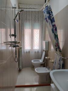 a bathroom with a toilet and a shower and a sink at Modern flat close to Caorle Ponente Beach - Beahost in Caorle