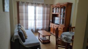 Televízia a/alebo spoločenská miestnosť v ubytovaní Apartamento cómodo a 300 metros de la playa