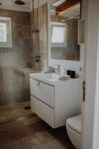 uma casa de banho com um lavatório, um WC e um chuveiro em Finca S'Agret em Capdepera