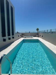 Swimmingpoolen hos eller tæt på DEPARTAMENTO CENTRICO DE LUJO CON PISCINA Y COCHERA