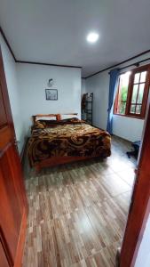 Schlafzimmer mit einem Bett und Holzboden in der Unterkunft B&B Nuwara eliya in Nuwara Eliya