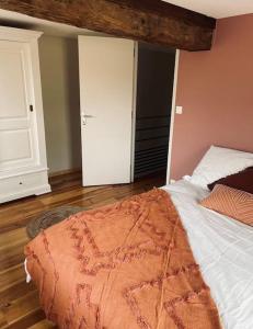 um quarto com uma cama e uma porta num quarto em Le Mas de l’Age 