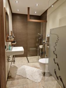 łazienka z umywalką i toaletą w obiekcie Pension Claudia Zell am See w mieście Zell am See