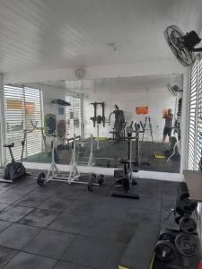 Großes Zimmer mit einem Fitnessraum mit Gewichten und Geräten in der Unterkunft Paulo Afonso BA Capitalbda Energia e do turismo in Paulo Afonso
