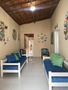 Un dormitorio con 2 camas y un perro en una habitación en Paz, arte, beleza e natureza na praia de Sagi, en Baía Formosa