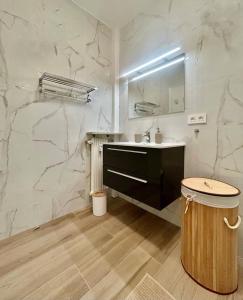 a bathroom with a sink and a mirror at Menton centre, jardin Bioves, casino in Menton +13 photos